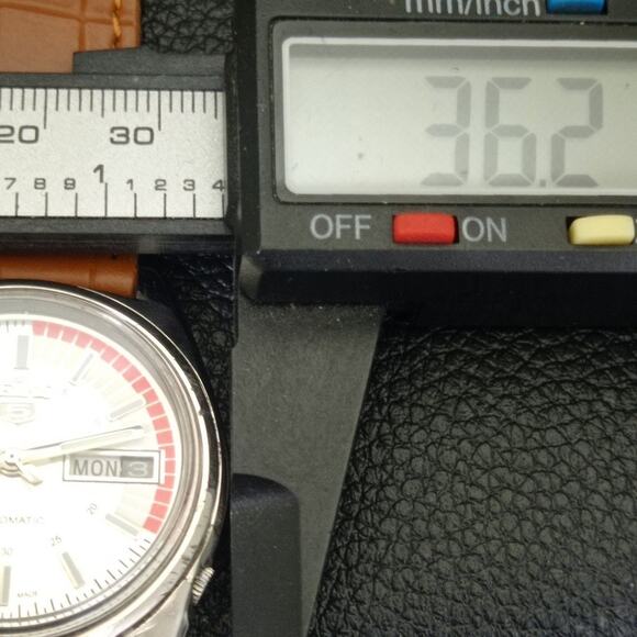 Vintage 1992 Seiko Automatic Mens Silver Watch W/daydate & Red accents - Picture 7 of 10